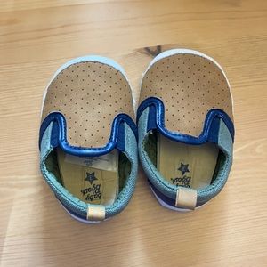 Oshkosh B’gosh size 3 shoes